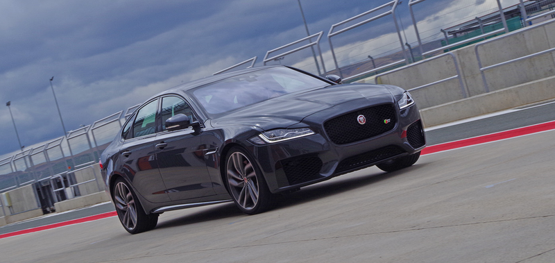 Illustration for article titled The 2016 Jaguar XF Is One Good Gimmick Short Of Perfection